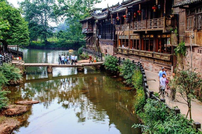 新春走基层｜曾经堆满渣土的小河如今清水潺潺 焕然一新